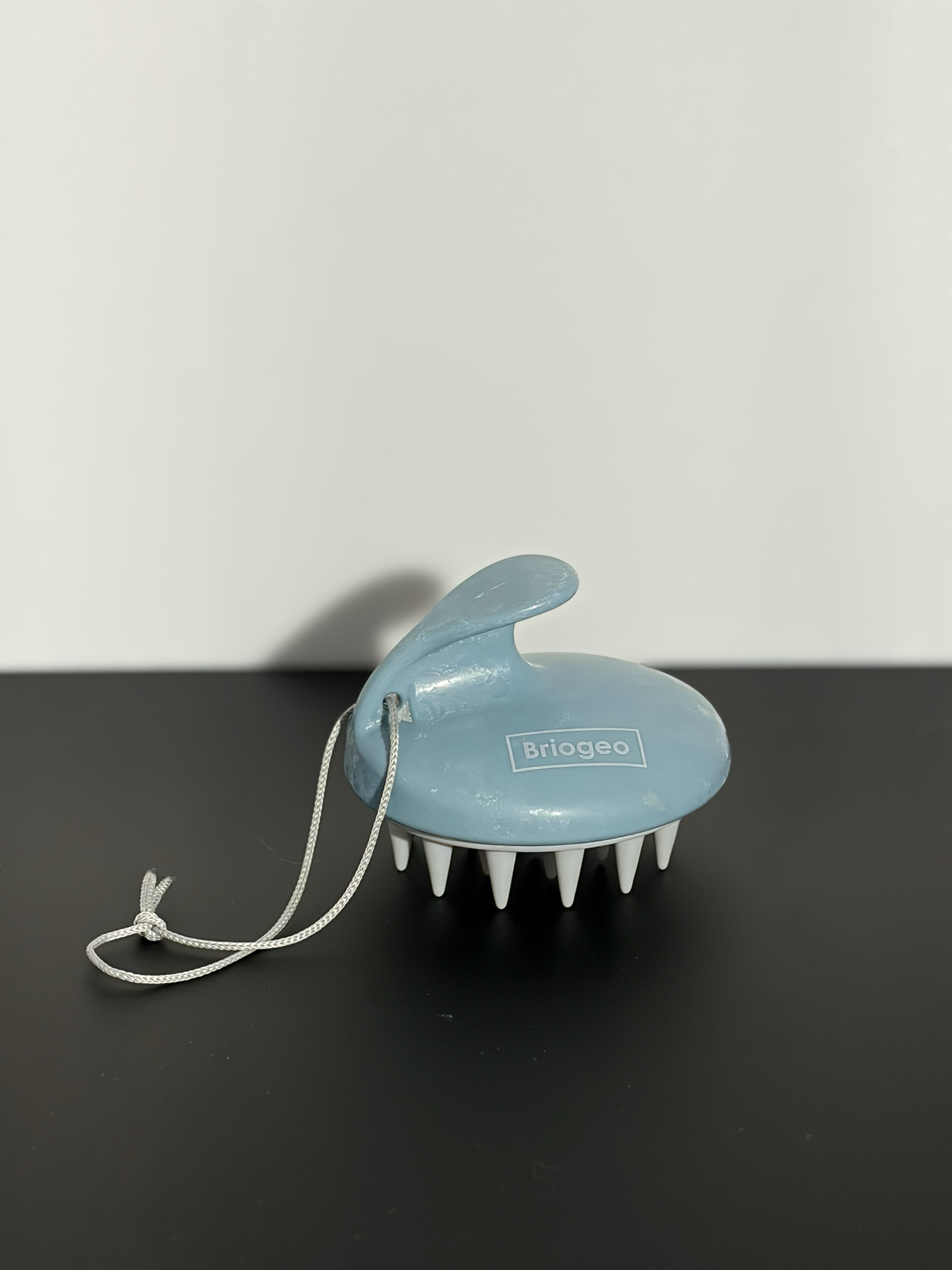 The side of a hair shampoo tool