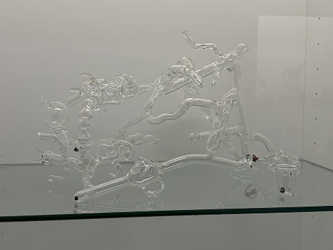  A glass sculpture with many different shapes and intrecate branches. Done by the Glass, Honors Bachelor of Craft and Design  program.<a href='https://www.youtube.com/embed/tgbNymZ7vqY' target='_blank'><p>Project Video Link</p></a>